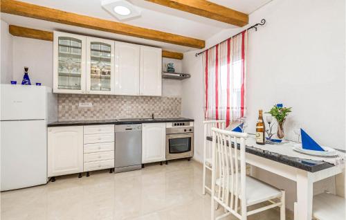 1 Bedroom Beautiful Home In Jurdani