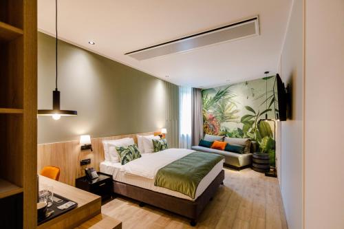 1 queen bed, 1 sofa bed