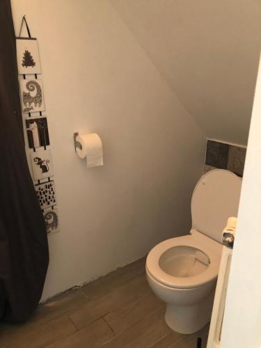 Grande chambre avec salle de bain et WC privés