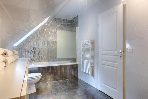 Bathroom, Square-bnb - La Maison Pasteque a 8min de Disney in Chessy