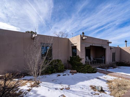 B&B Santa Fe - Artist Road #31, 2 Bedrooms, Sleeps 4, Wood Fireplace, WiFi, Pool Access - Bed and Breakfast Santa Fe