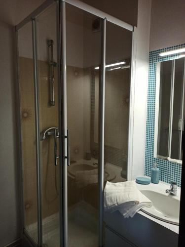 ห้องน้ำ, Charmante villa patio proche de l'océan (Charmante villa patio proche de l'ocean) in แซโญส