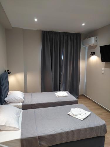 2 twin beds, 1 sofa bed