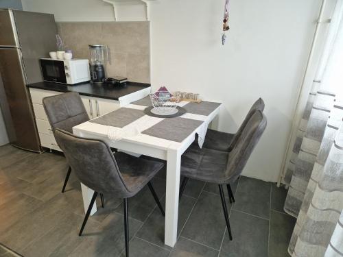 ห้องครัว, Aparmani Djuric in เคิร์ตวารอช