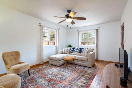 Gomez Gardens 2 Bedrooms Sleeps 4 - image 2