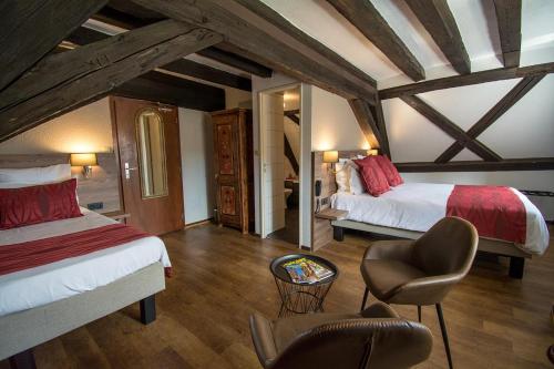 1 queen bed, 1 twin bed