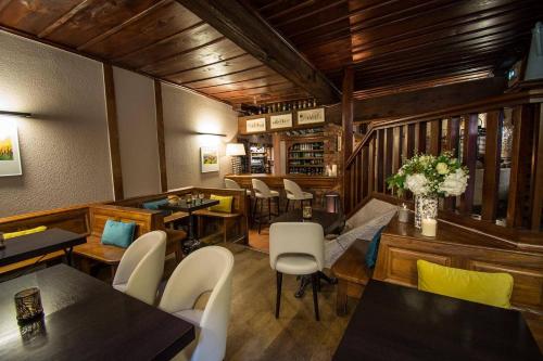 ผับ/เลาจน์, Hotel De La Couronne in ริควิ