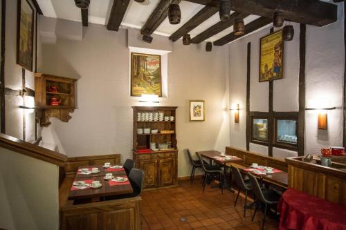 อาหารและเครื่องดื่ม, Hotel De La Couronne in ริควิ