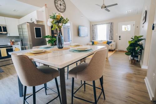 City Retreat - 4 Bedroom Oasis with King & Private Yard near Downtown in Charlotte, USA