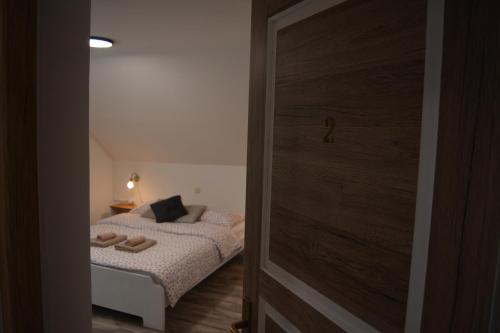 1 queen bed, 1 sofa bed