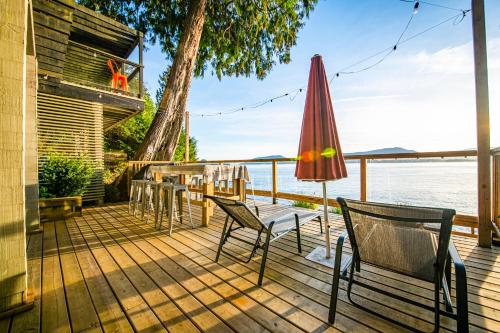 Waterfront Cottage With Superb Coastline Views - West Vancouver