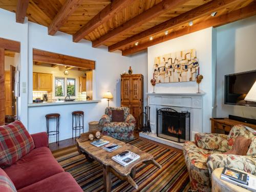 Puertas de Canyon Road 2 Bedrooms Sleeps 4 Fireplace WiFi Garage - image 6