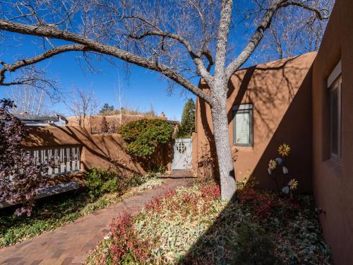 Puertas de Canyon Road 2 Bedrooms Sleeps 4 Fireplace WiFi Garage - image 8
