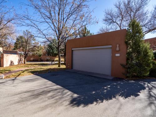 Puertas de Canyon Road 2 Bedrooms Sleeps 4 Fireplace WiFi Garage - image 11