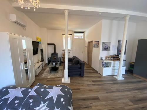 Schöne kleine Einraumwohnung mit Küche und Kamin in Holzthaleben (Schone kleine Einraumwohnung mit Kuche und Kamin in Holzthaleben) in Helbedundorf