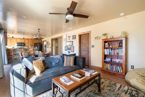 Casa Zia 3 Bedroom Fireplace Grill Patio Wi-Fi Sleeps 6 - image 7