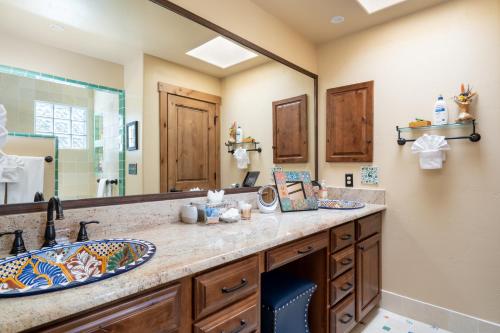 Casa Zia 3 Bedroom Fireplace Grill Patio Wi-Fi Sleeps 6 - image 3