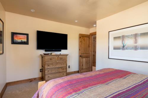 Casa Zia 3 Bedroom Fireplace Grill Patio Wi-Fi Sleeps 6 - main image