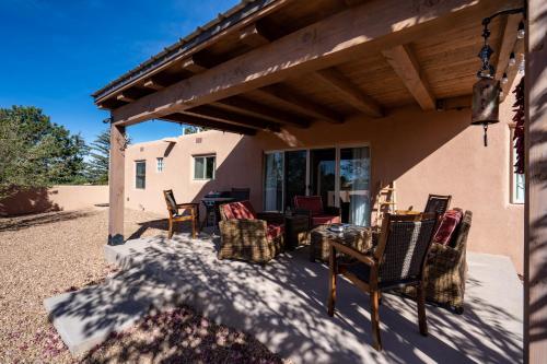 Casa Zia 3 Bedroom Fireplace Grill Patio Wi-Fi Sleeps 6 - image 12