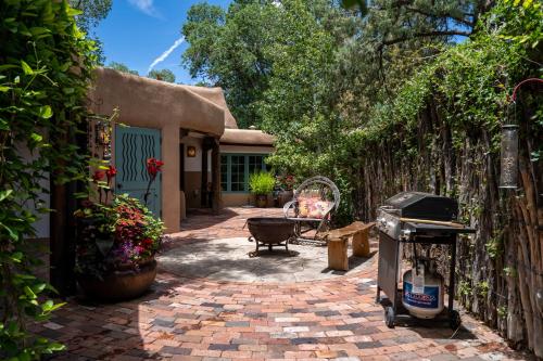 Historic Garden Retreat, 4 Bedrooms, Sleeps 8, Walk to Plaza, Fireplaces