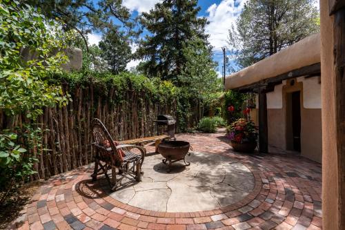 Historic Garden Retreat, 4 Bedrooms, Sleeps 8, Walk to Plaza, Fireplaces