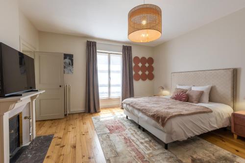 Double or Twin Room with Private Bathroom image 7