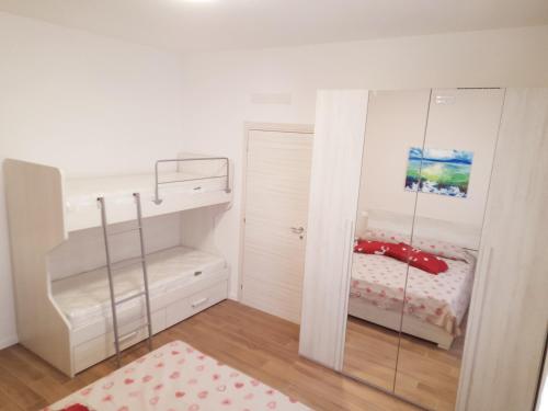 1 queen bed, 1 bunk bed