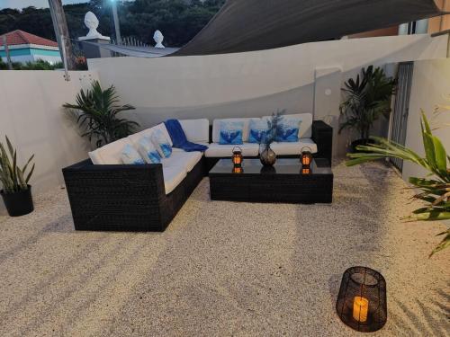 設施, Modern sunshine yellow apartment with nature views in 特拉科拉