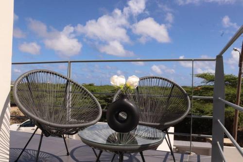 設施, Modern sunshine yellow apartment with nature views in 特拉科拉