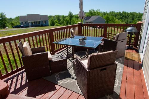 Pet-Friendly, GREAT Guest Suite with Private Entry & Deck! ONLY 25 Mins from Downtown Nashville!