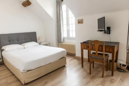 1 double bed, 2 twin beds