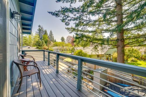 Bellevue Abode Balcony, 13 Mi to Downtown Seattle