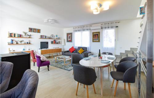  Cozy Apartment In Santantioco With Jacuzzi in SantʼAntìoco