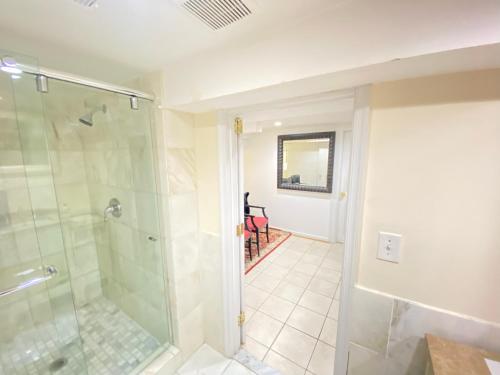 COMFY Basement Home 2 Bdrm1Den 3Queen Beds - image 6
