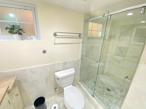 COMFY Basement Home 2 Bdrm1Den 3Queen Beds - main image