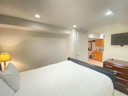 COMFY Basement Home 2 Bdrm1Den 3Queen Beds - image 3