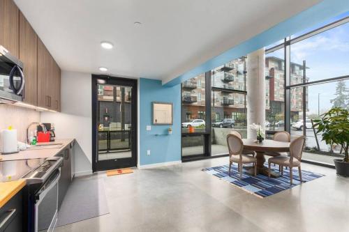 Airy and Open Corner Loft - 92 Walkscore - Apartment - Redmond