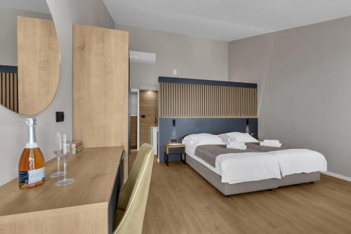 Suite with Sea/Pool View image 10