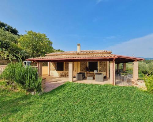 VILLA in 8 ettari di campagna, a 20' dal mare gîte à louer Platania