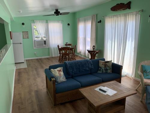 The Boat House - Water Front, WiFi, Pet Friendly home