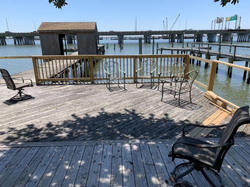 The Boat House - Water Front, WiFi, Pet Friendly home