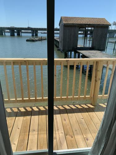 The Boat House - Water Front, WiFi, Pet Friendly home