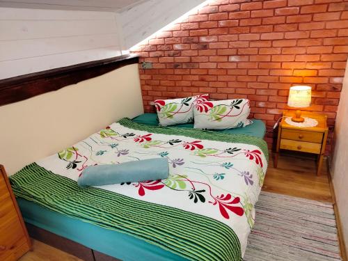 2 twin beds, 1 sofa bed