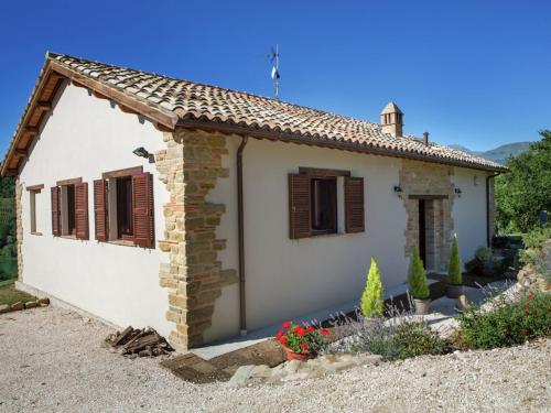  Budget Holiday Home in Marche with terrace and garden in Amandola
