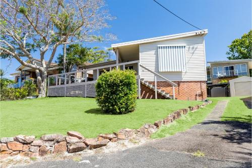 Aussicht, Dukes , 31 Gloucester St - spectacular water views and the added comfort of air conditioning and Wi- in Port Stephens