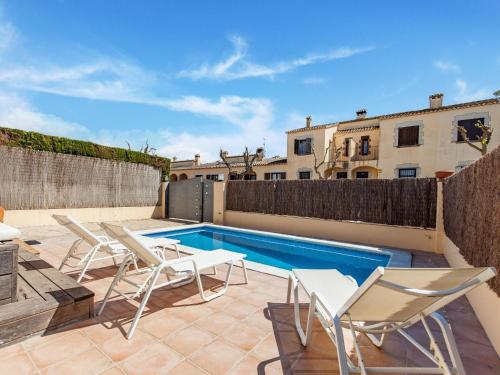 Holiday house with pool in Sant Pere Pescador