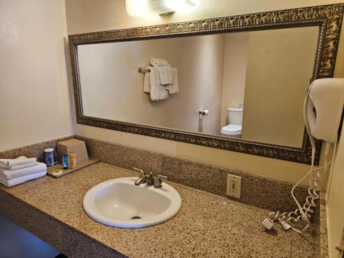 Cle Elum Travelers Inn - 화장실