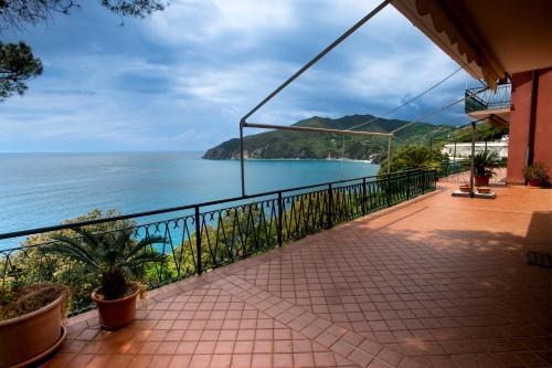  080 - La Villa storica Il Vigneto 45b, Terrazza sul Mare - Parcheggio privato GRATIS in Moneglia