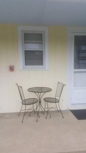 Cozy, cute beach condo in Westerly RI . Best value in Westerly!!