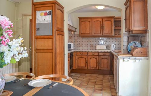 Cozy Home In Saussignac With Kitchen